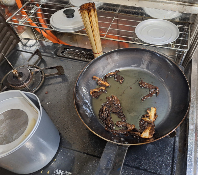 クズ野菜を炒める